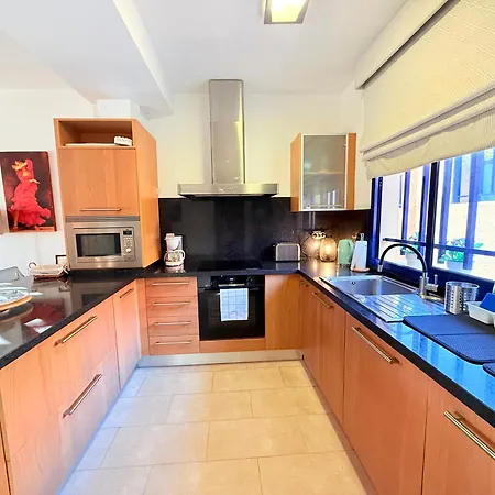 Cozy Corner Close To Beach, Golf And Shopping Vakantiehuis